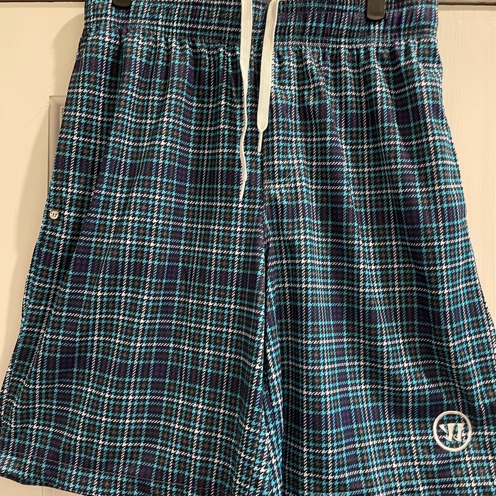 Warrior Houndstooth plaid men’s active shorts. Embroidered logo. Size medium